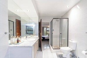 Apartment, 3 Bedrooms, Smoking, Balcony | Bathroom - Modern Sandton City Central With Balcony (Johannesburg)