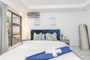 Apartment, 3 Bedrooms, Smoking, Balcony | 3 bedrooms - Modern Sandton City Central With Balcony (Johannesburg)