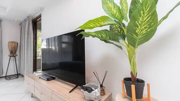 Apartment, 3 Bedrooms, Smoking, Balcony | Interior