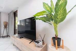 Apartment, 3 Bedrooms, Smoking, Balcony | Interior - Modern Sandton City Central With Balcony (Johannesburg)