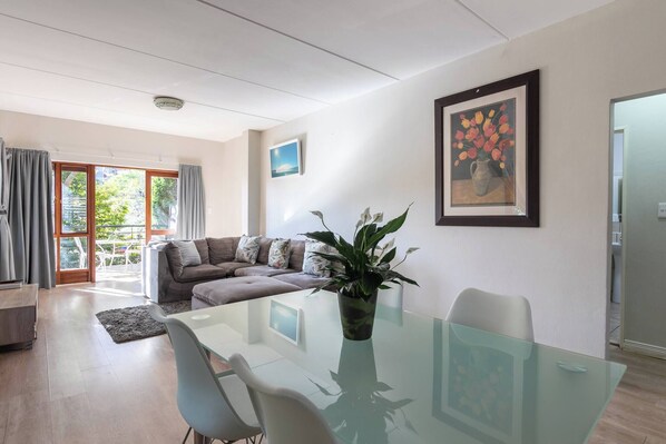 Living room - 2bed in Sandton City (Johannesburg)