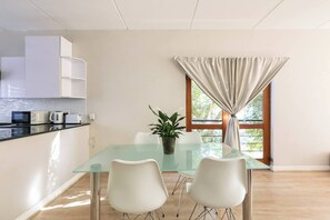Apartment, 2 Bedrooms, Smoking, Balcony | Dining room - 2bed in Sandton City (Johannesburg)