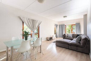 Apartemen, 2 kamar tidur, Boleh Merokok, balkon | Ruang keluarga