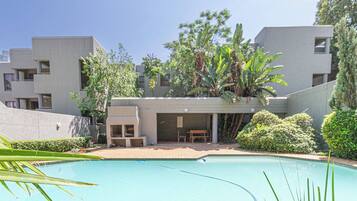 Una piscina al aire libre
