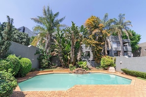 Pool - Sandton City 3 Bedroom Apartment With Balcony (Johannesburg)