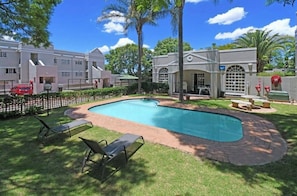 Huoneisto, 2 makuuhuonetta, tupakointi sallittu, parveke | Uima-allas | Ulkouima-allas