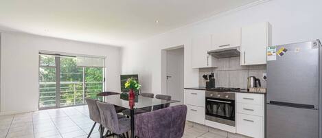 Leilighet, 3 soverom, røyk, hageutsikt | Spisestue