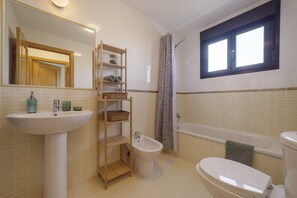 Shower, towels - Casa Nómada Fuerteventura: Shared Pool, Wi-Fi & Air Conditioning (Lajares)