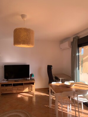 Dining - Casa Nómada Fuerteventura: Shared Pool, Wi-Fi & Air Conditioning (Lajares)