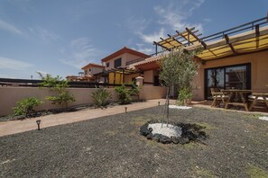 Outdoor dining - Casa Nómada Fuerteventura: Shared Pool, Wi-Fi & Air Conditioning (Lajares)