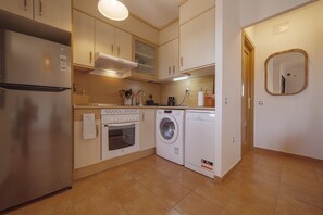 Refrigerador, horno, parrilla de estufa y lavavajillas 