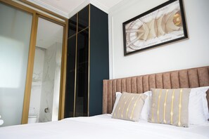 Desk, laptop workspace, soundproofing, iron/ironing board - Novaworld - The Moon Villa 1.2-01.47 (Thanh pho Phan Thiet)