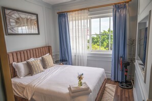 Desk, laptop workspace, soundproofing, iron/ironing board - Novaworld - The Moon Villa 1.2-01.47 (Thanh pho Phan Thiet)