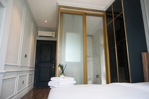 Desk, laptop workspace, soundproofing, iron/ironing board - Novaworld - The Moon Villa 1.2-01.47 (Thanh pho Phan Thiet)