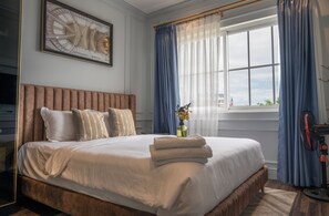 Desk, laptop workspace, soundproofing, iron/ironing board - Novaworld - The Moon Villa 1.2-01.47 (Thanh pho Phan Thiet)