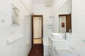 Haartrockner, Bidet, Handtücher, Seife