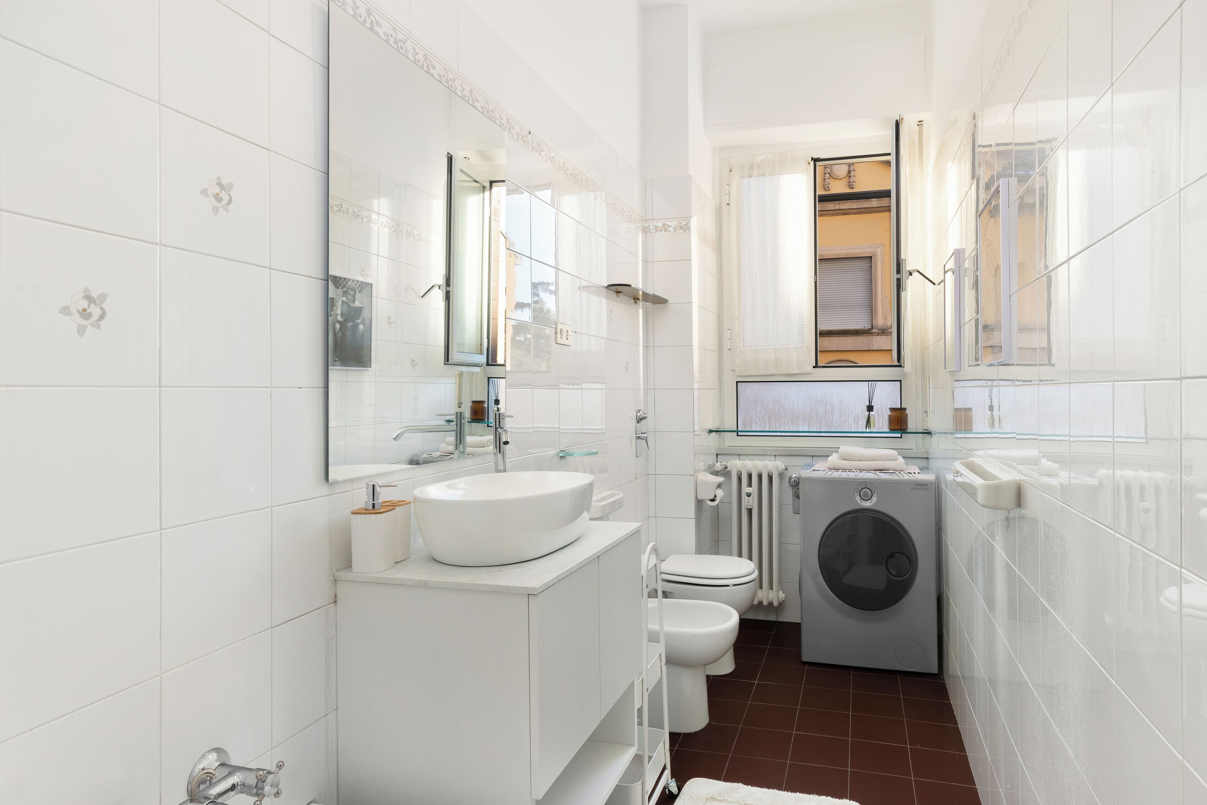 Secador de pelo, bidet, toallas, jabón