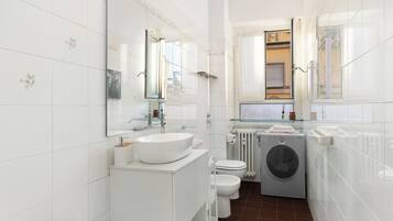 SĂšche-cheveux, bidet, serviettes fournies, savon