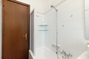 Haartrockner, Bidet, Handtücher, Seife
