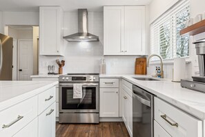 ثلاجة، ميكروويف، فرن، موقد طهي مسطح