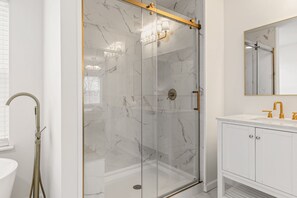 Shower, hair dryer, towels - King's Corner Retreat (Saint Charles)