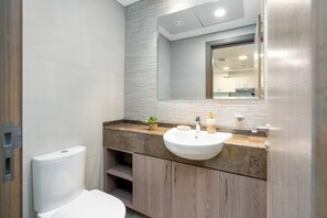 Apartment, Balcony, City View | Bathroom | Shower, free toiletries, hair dryer, slippers - Vogue| Park View Saadiyat Island close to Yas Mall (Abu Dhabi)