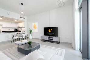 Apartamento, sacada, vista para a cidade | Área de estar