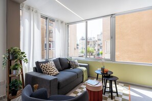 Departamento, 1 habitación, cocina, vista a la ciudad | Sala de estar | Smart TV, Netflix y servicios de streaming 