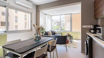 Apartment, 1 Bedroom, Kitchen, City View | Pemandangan dari bilik