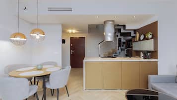 Apartamento (84) | Cozinha privada | Geladeira, cooktop, chaleira elétrica