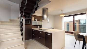 Apartamento (84) | Cozinha privada | Geladeira, cooktop, chaleira elétrica