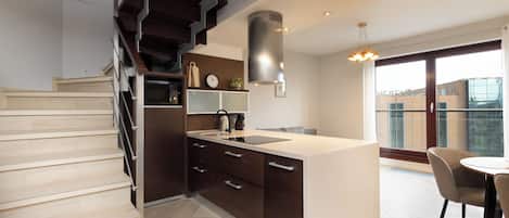 Apartment (84) | Private kitchen | Fridge, stovetop, electric kettle, cookware/dishes/utensils