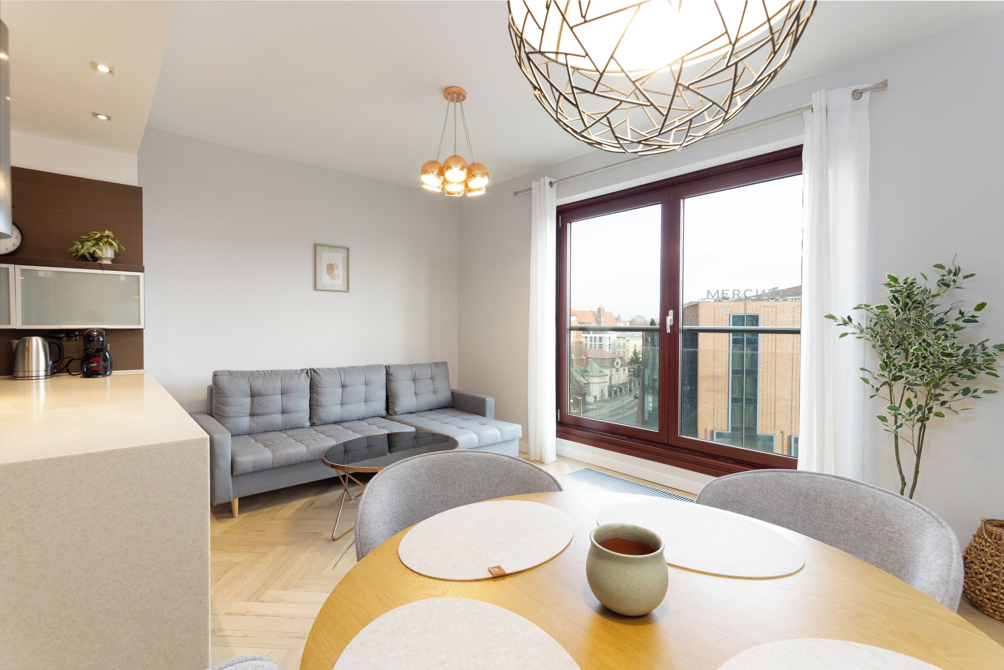 อพาร์ทเมนท์ (84) | บริเวณนั่งเล่น | ทีวีจอแบน