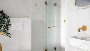 Dusche, Haartrockner, HandtĂŒcher, Seife