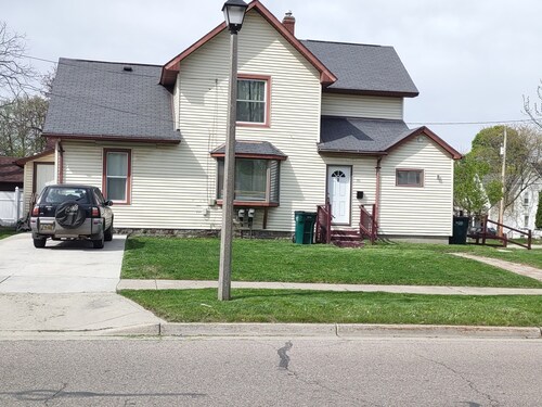 2-bedroom apartment in peaceful Lansing with AC for your stay