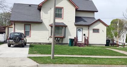 2-bedroom apartment in peaceful Lansing with AC for your stay