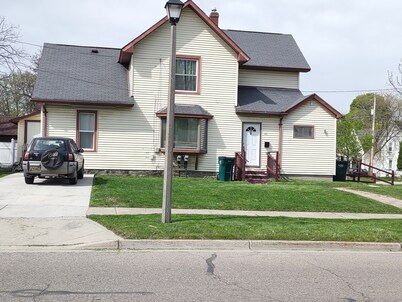 2-bedroom apartment in peaceful Lansing with AC for your stay