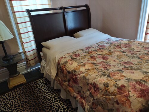 2-bedroom apartment in peaceful Lansing with AC for your stay