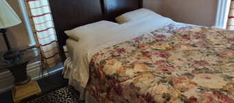2-bedroom apartment in peaceful Lansing with AC for your stay