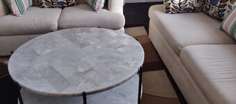 2-bedroom apartment in peaceful Lansing with AC for your stay