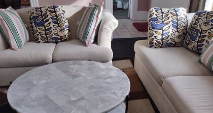 2-bedroom apartment in peaceful Lansing with AC for your stay