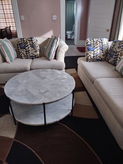 2-bedroom apartment in peaceful Lansing with AC for your stay