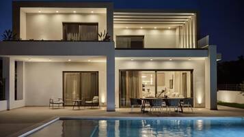 Luksusvilla, balkong, bakgårdsutsikt | Basseng | Utendørsbasseng, bassengparasoller og solsenger