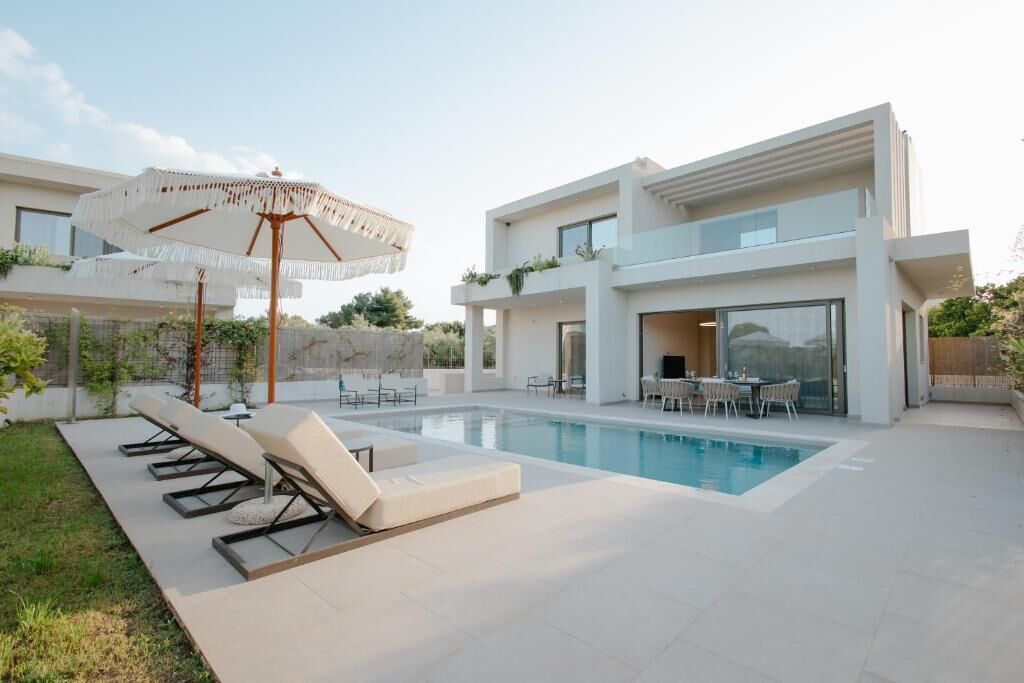 Villa Luxury, balcone, vista cortile | Piscina | Piscina all'aperto, ombrelloni da piscina, lettini