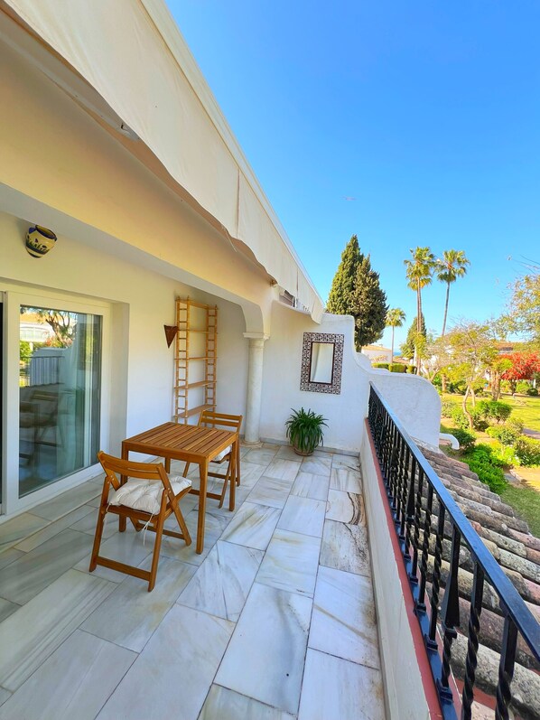 Outdoor dining - Patio Alcornocal by Residea (El Paraíso)