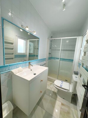 Shower, hair dryer, towels, soap - Patio Alcornocal by Residea (El Paraíso)