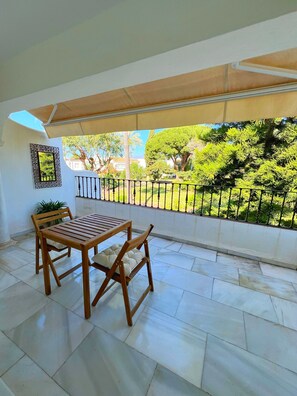 Outdoor dining - Patio Alcornocal by Residea (El Paraíso)