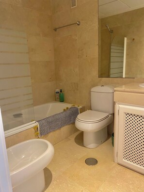 Secadora de cabello, bidet, toallas, jabón 