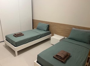 3 slaapkamers, een strijkplank/strijkijzer, gratis wifi, beddengoed