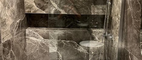 Douche, séchoir à cheveux, serviettes fournies, savon